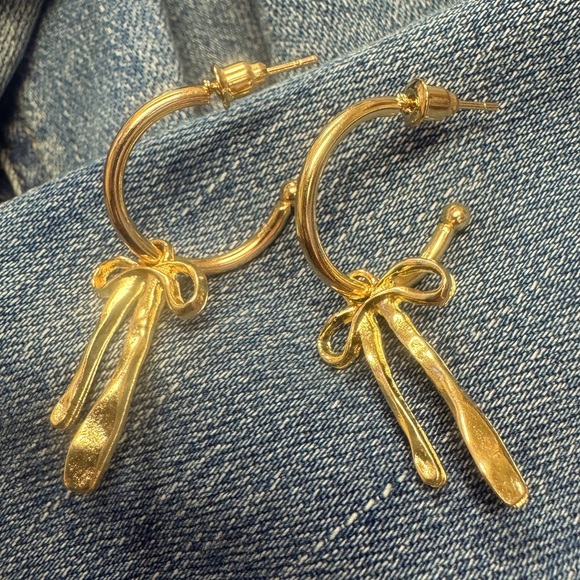 New gold hoop earrings with dangle drop bowtie charms 3.9A - Picture 3 of 3
